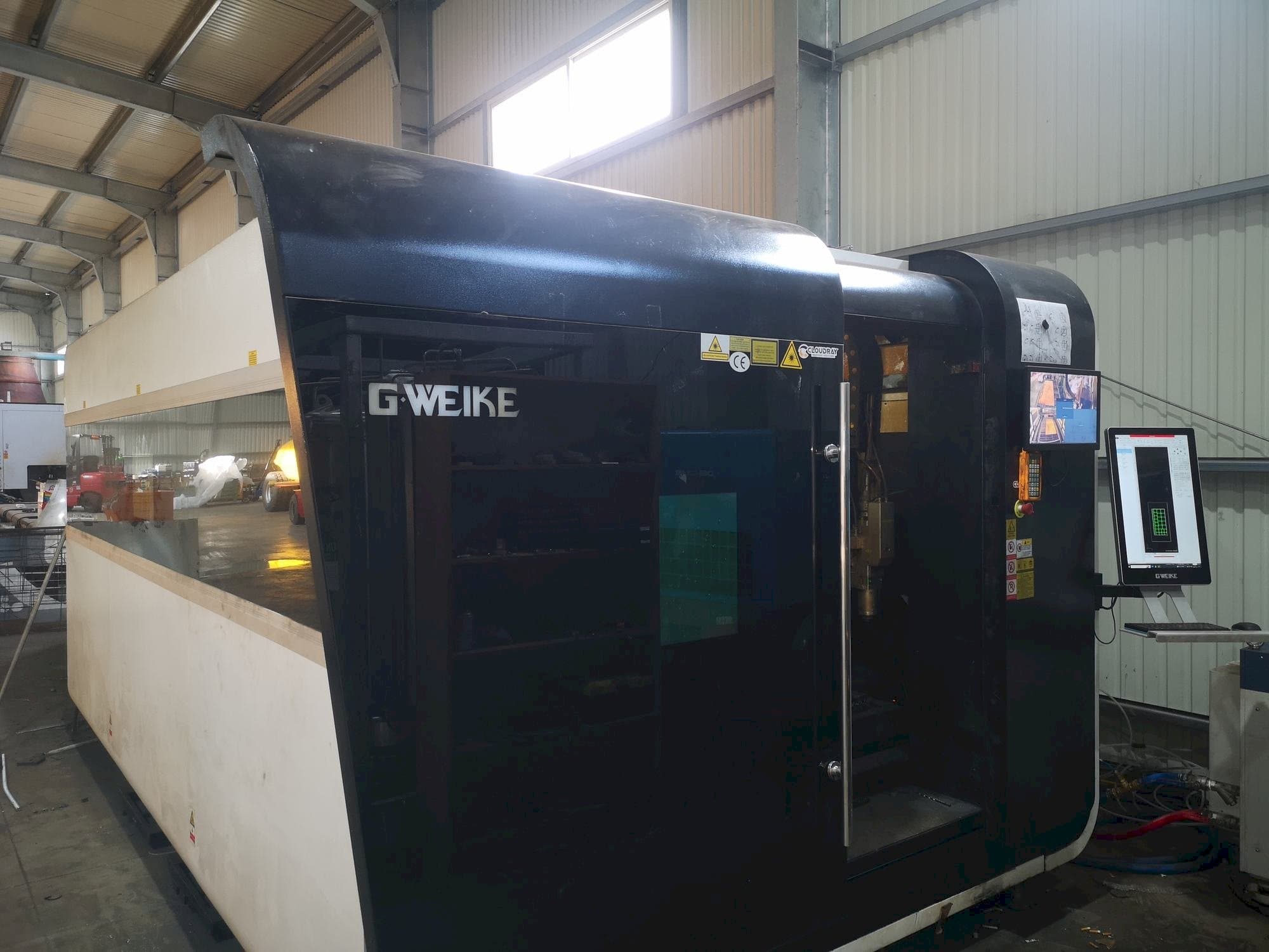 Vista frontal de la máquina GWEIKE LF 3015 GA CNC
