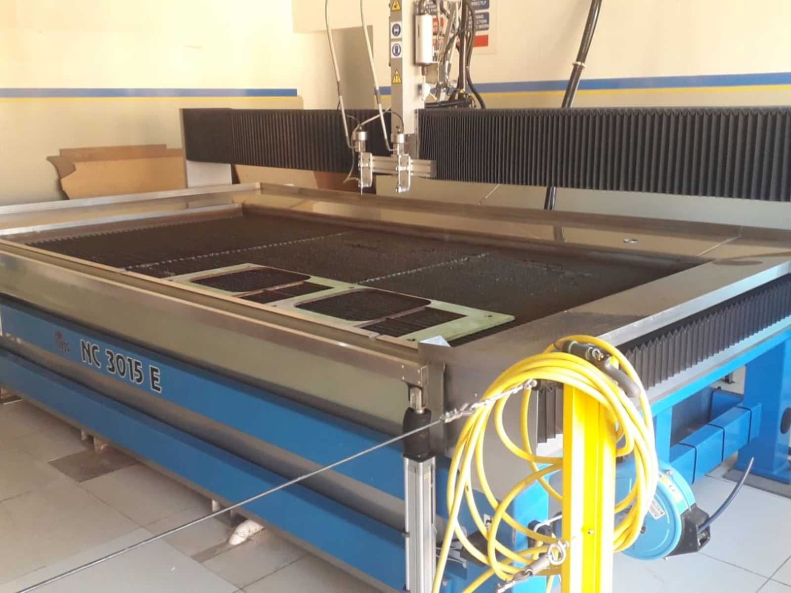 Vista frontal de la máquina Waterjet Sweeden NC 3015 e