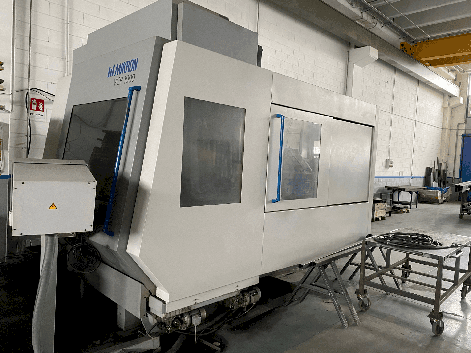 Vista frontal de la máquina MIKRON VCP 1000