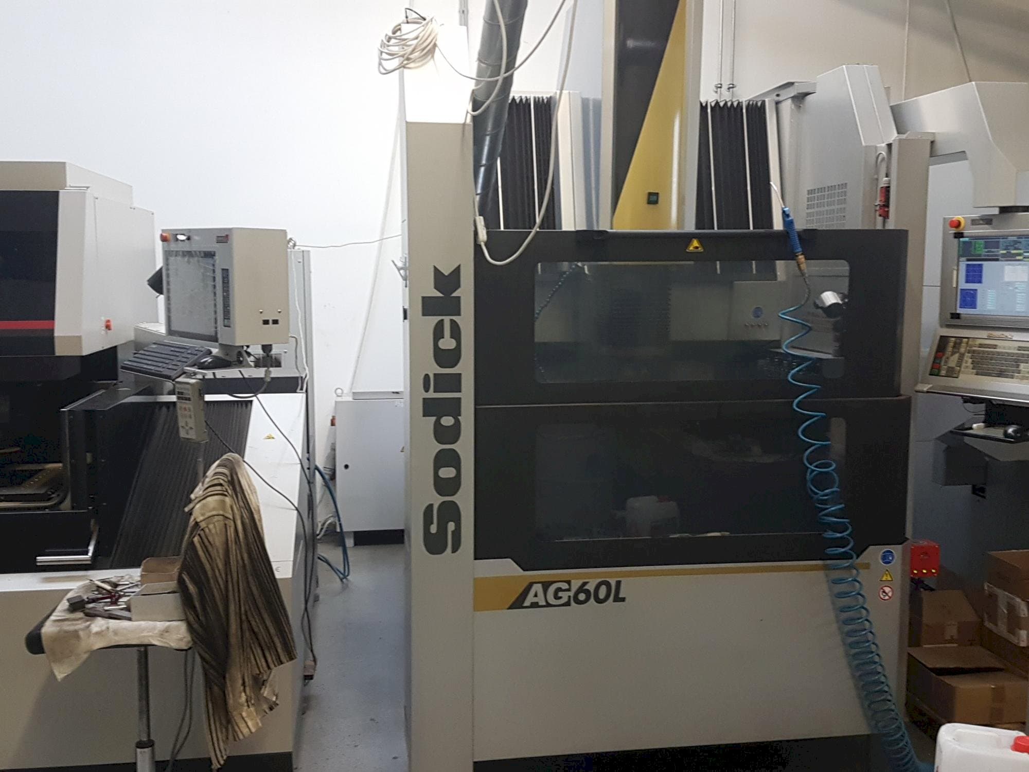 Vista frontal de la máquina Sodick AG60L