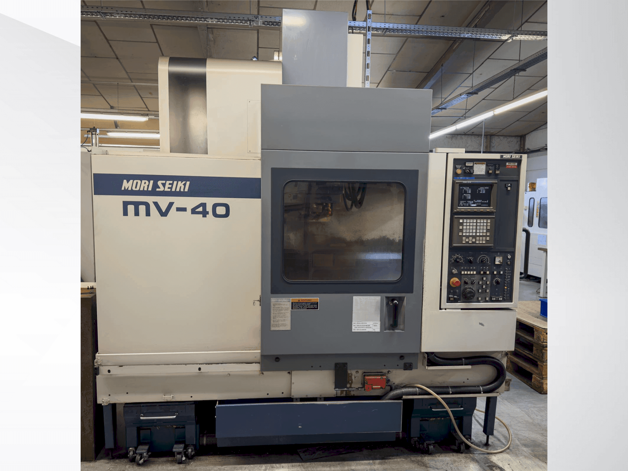 Vista frontal de la máquina MORI SEIKI MV 40B/40