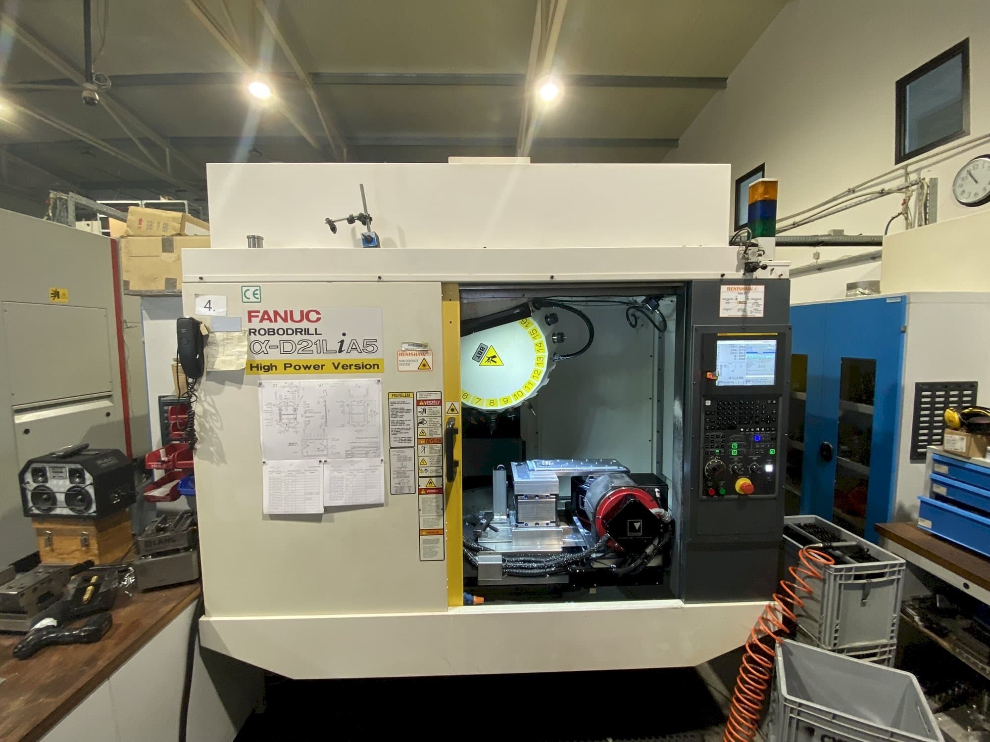 Vista frontal de la máquina FANUC Robodrill Alpha D21LiB5