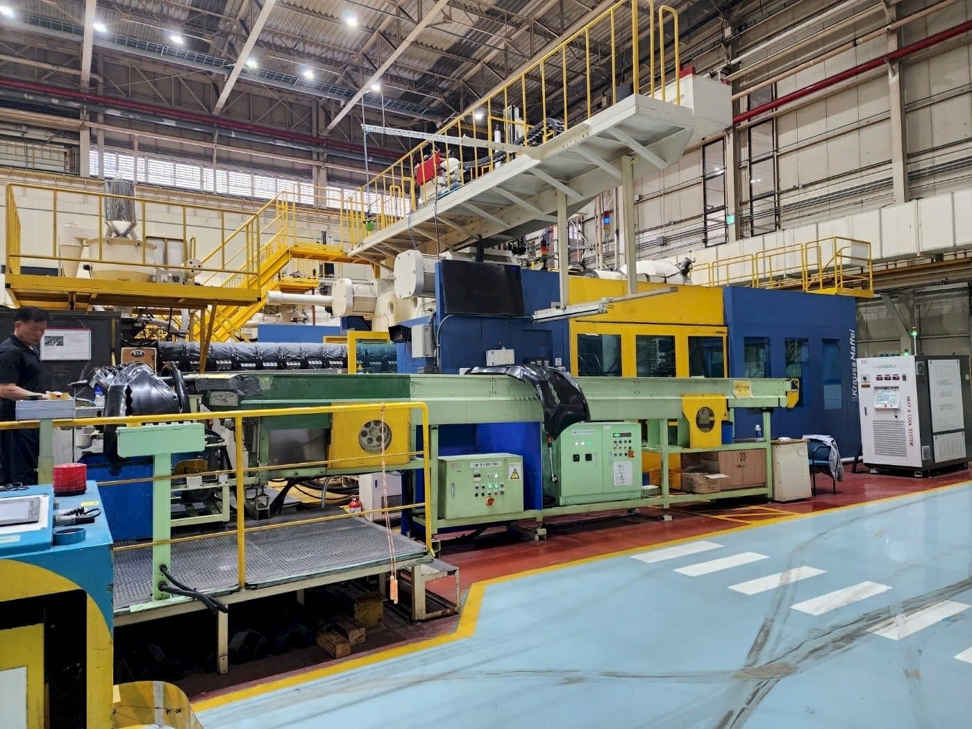 Vista frontal de la máquina Krauss Maffei 3200-24500