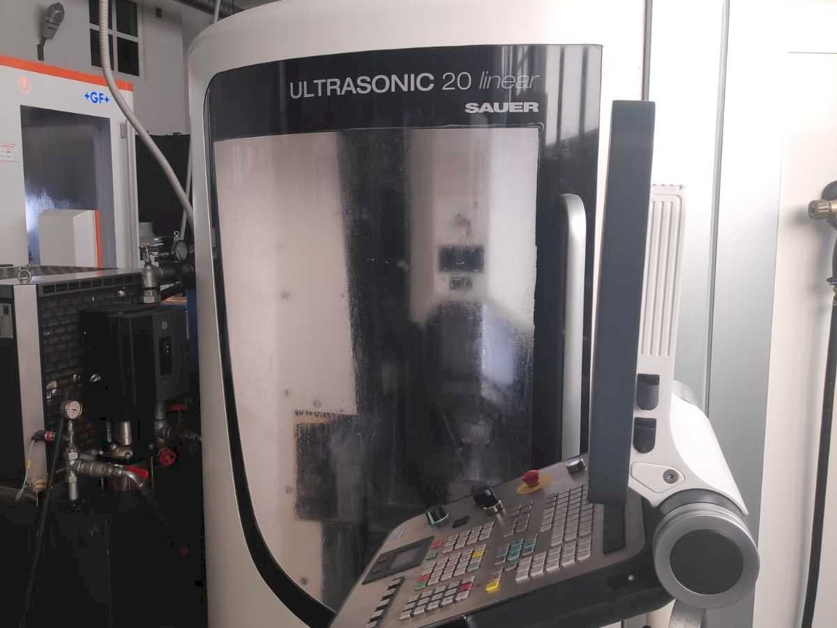 Vista frontal de la máquina DMG MORI UltraSonic 20 Linear