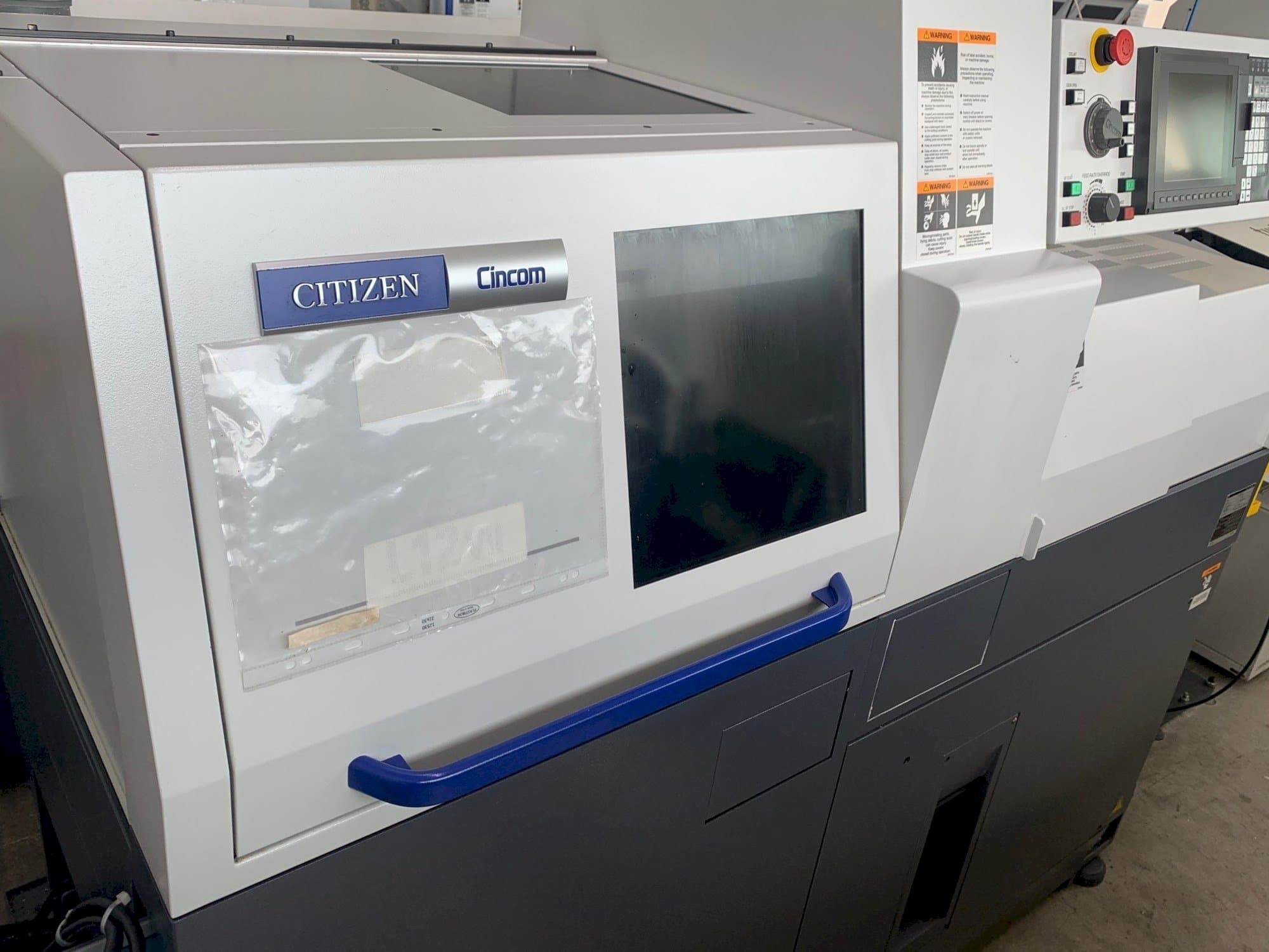 Vista frontal de la máquina Citizen Cincom L12