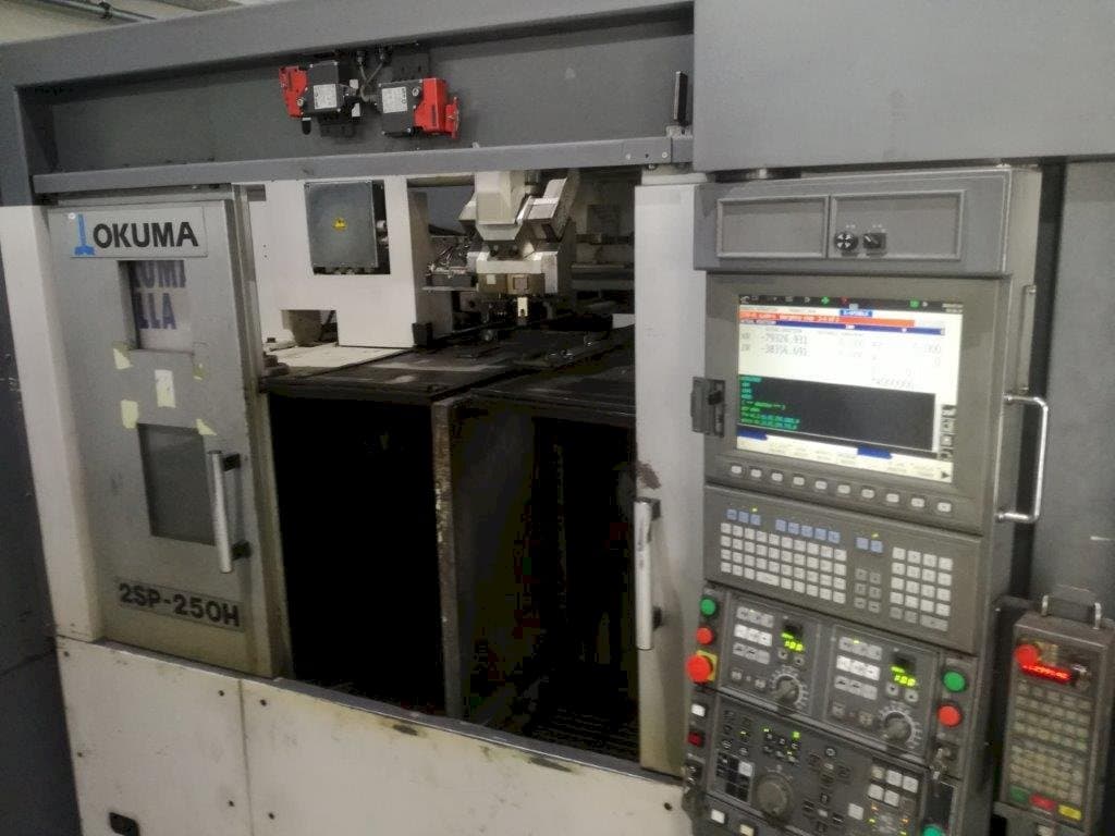 Vista frontal de la máquina Okuma 2SP-250H
