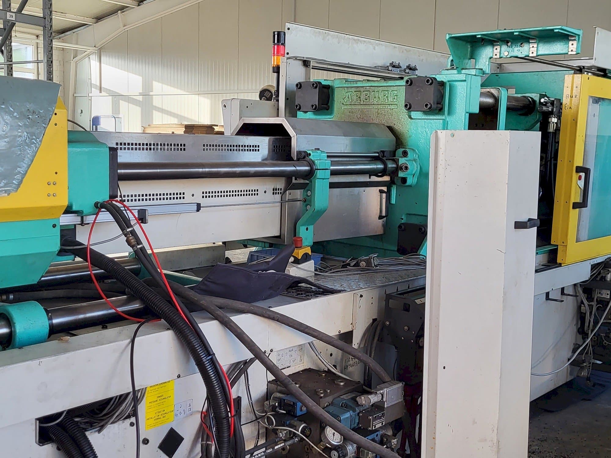 Vista izquierda de la máquina Arburg Allrounder Centex 570C2200-1300