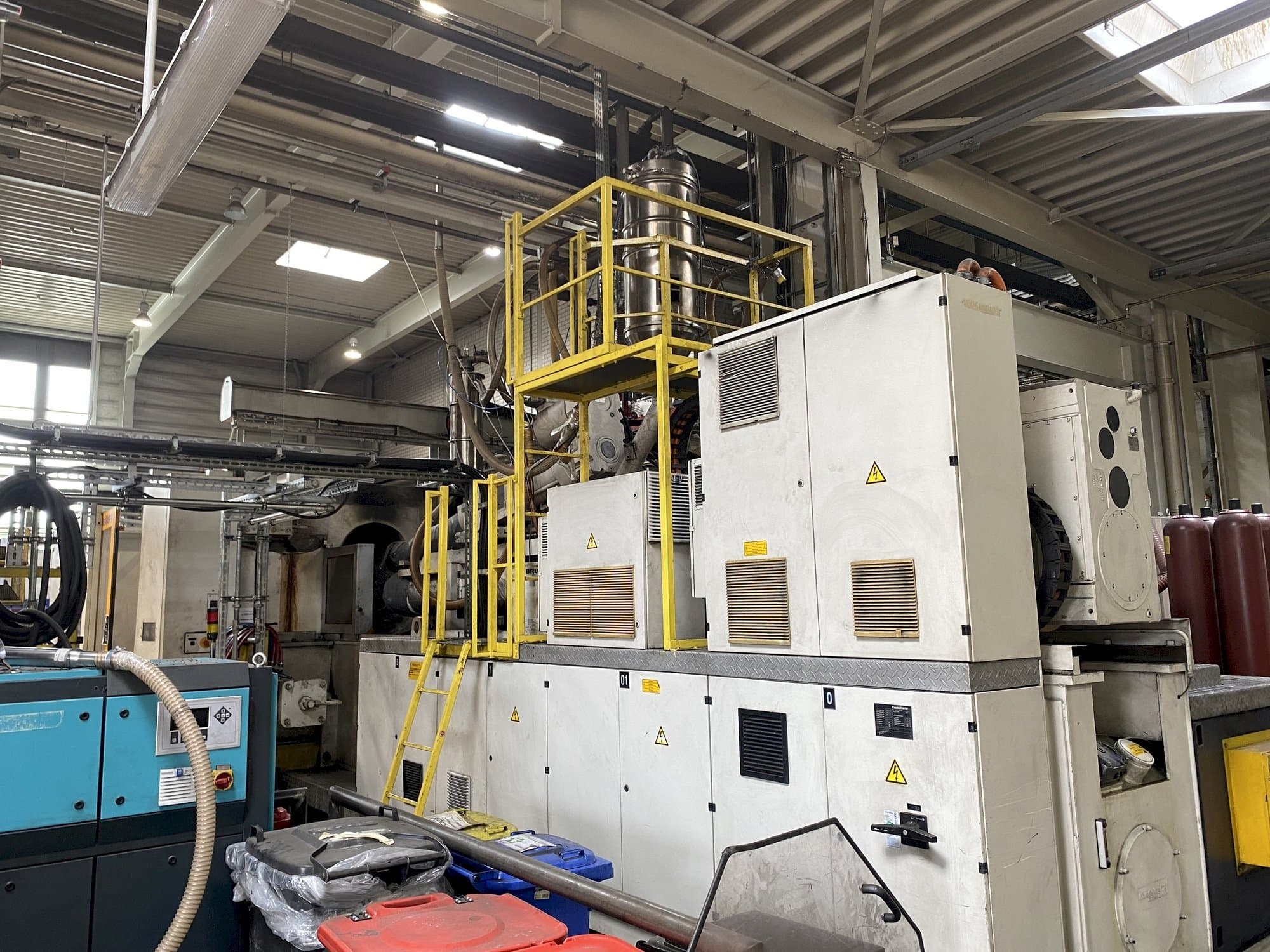 Vista frontal de la máquina Krauss Maffei 1600-12000-1400 MZ