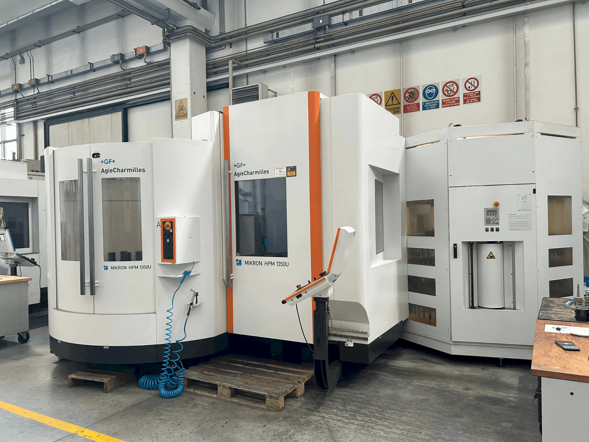 Vista frontal de la máquina AgieCharmilles MIKRON HPM 1350U