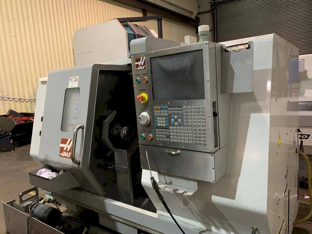 Vista frontal de la máquina HAAS SL-20