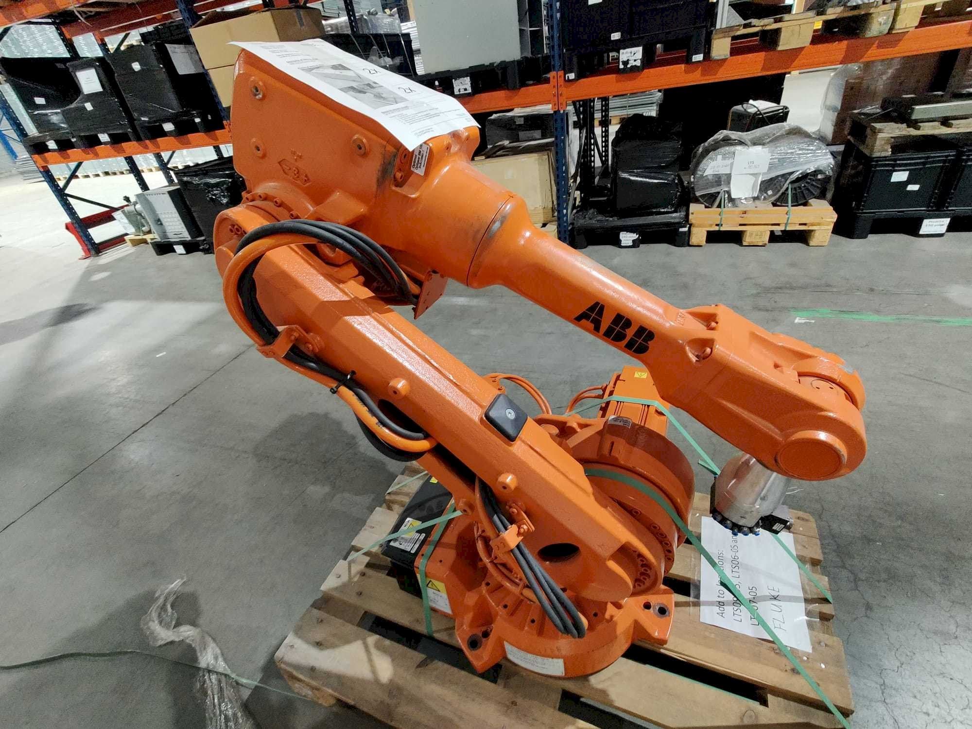 Vista frontal de la máquina ABB IRB 2600 M2004