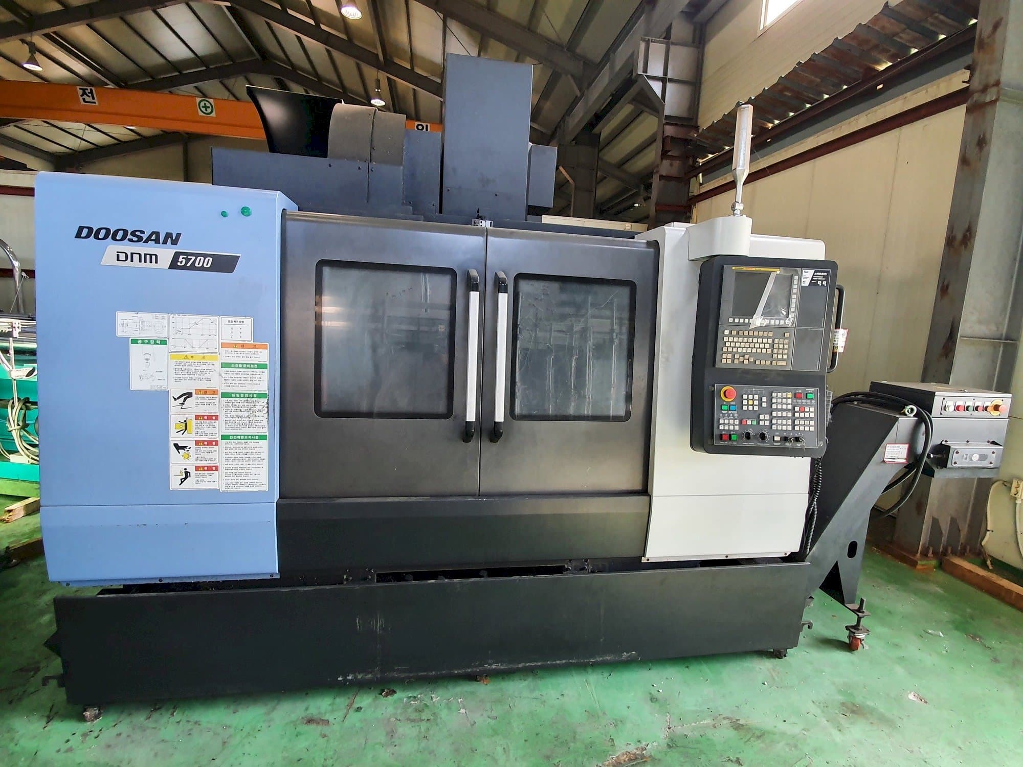 Vista frontal de la máquina Doosan DNM5700