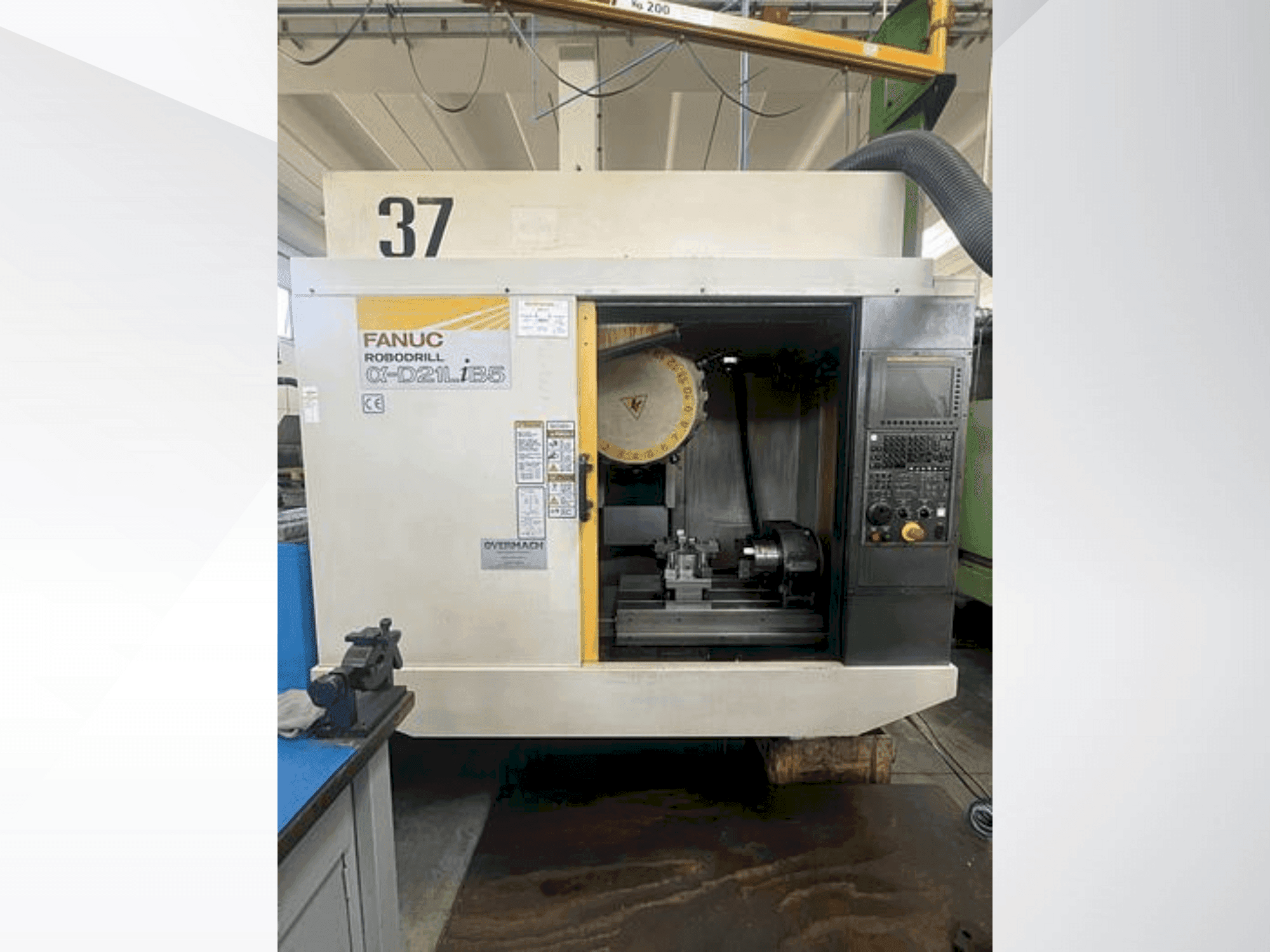 Vista frontal de la máquina FANUC Robodrill α-D21LiB5