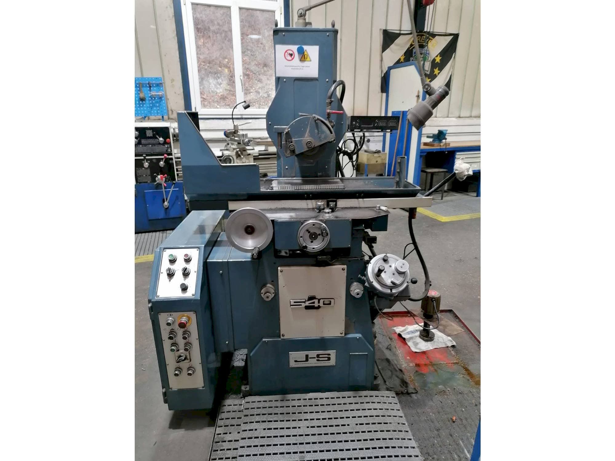 Vista frontal de la máquina Jones & Shipman 540