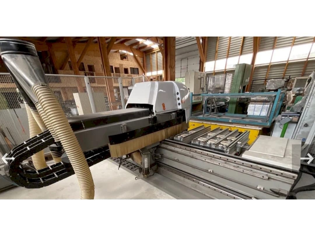 Vista frontal de la máquina BIESSE Rover 321 R