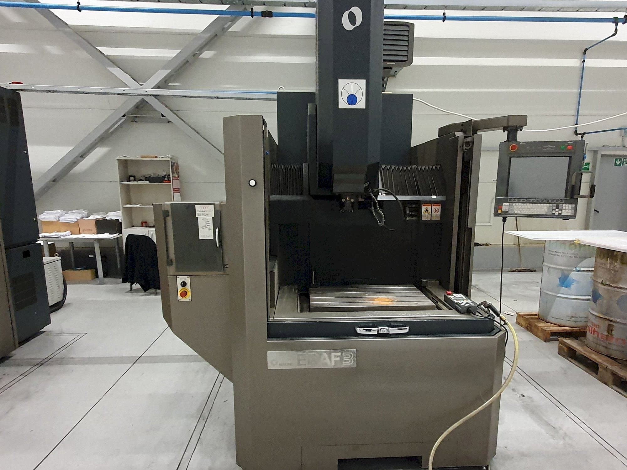 Vista frontal de la máquina Makino EDAF3