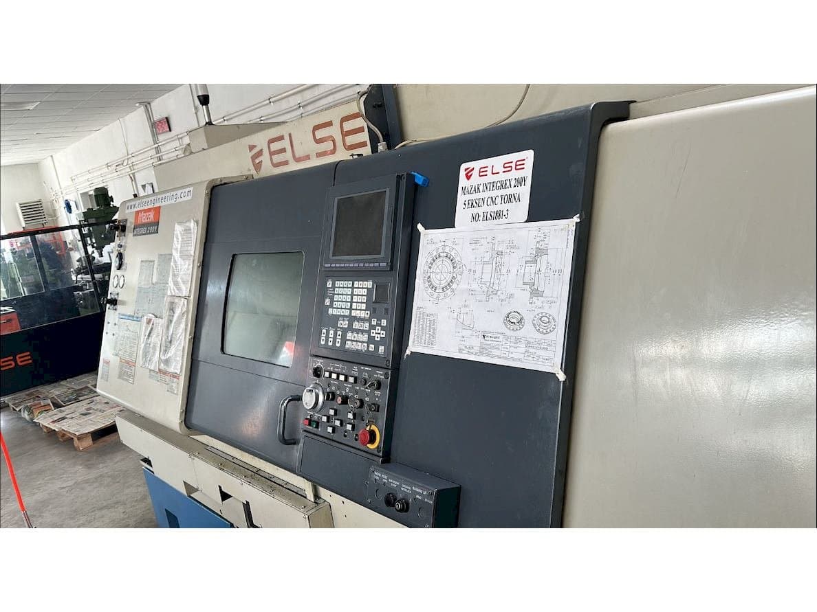 Vista frontal de la máquina Mazak Integrex 200Y