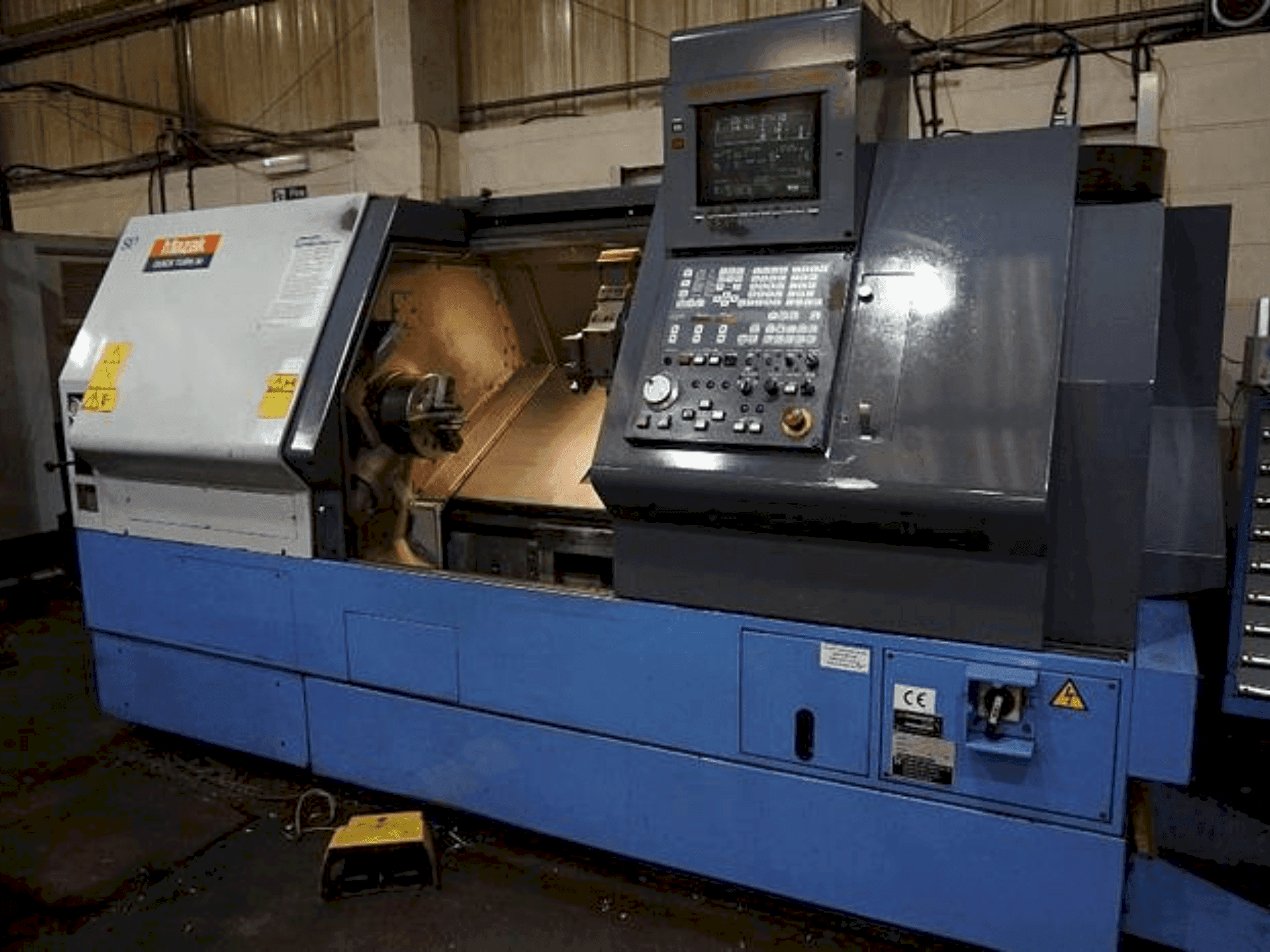 Vista frontal de la máquina Mazak QT30