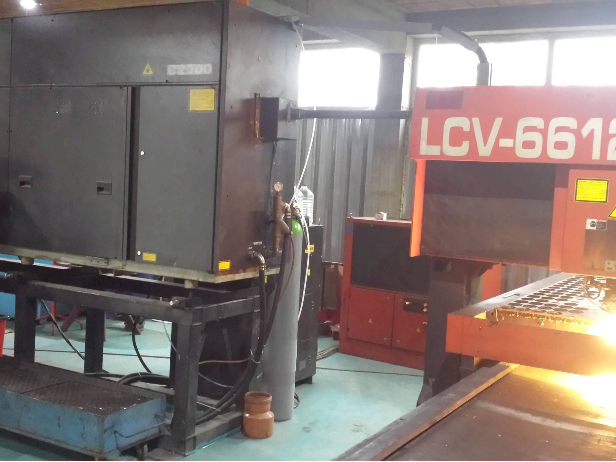 Vista frontal de la máquina AMADA LCV 6612 II