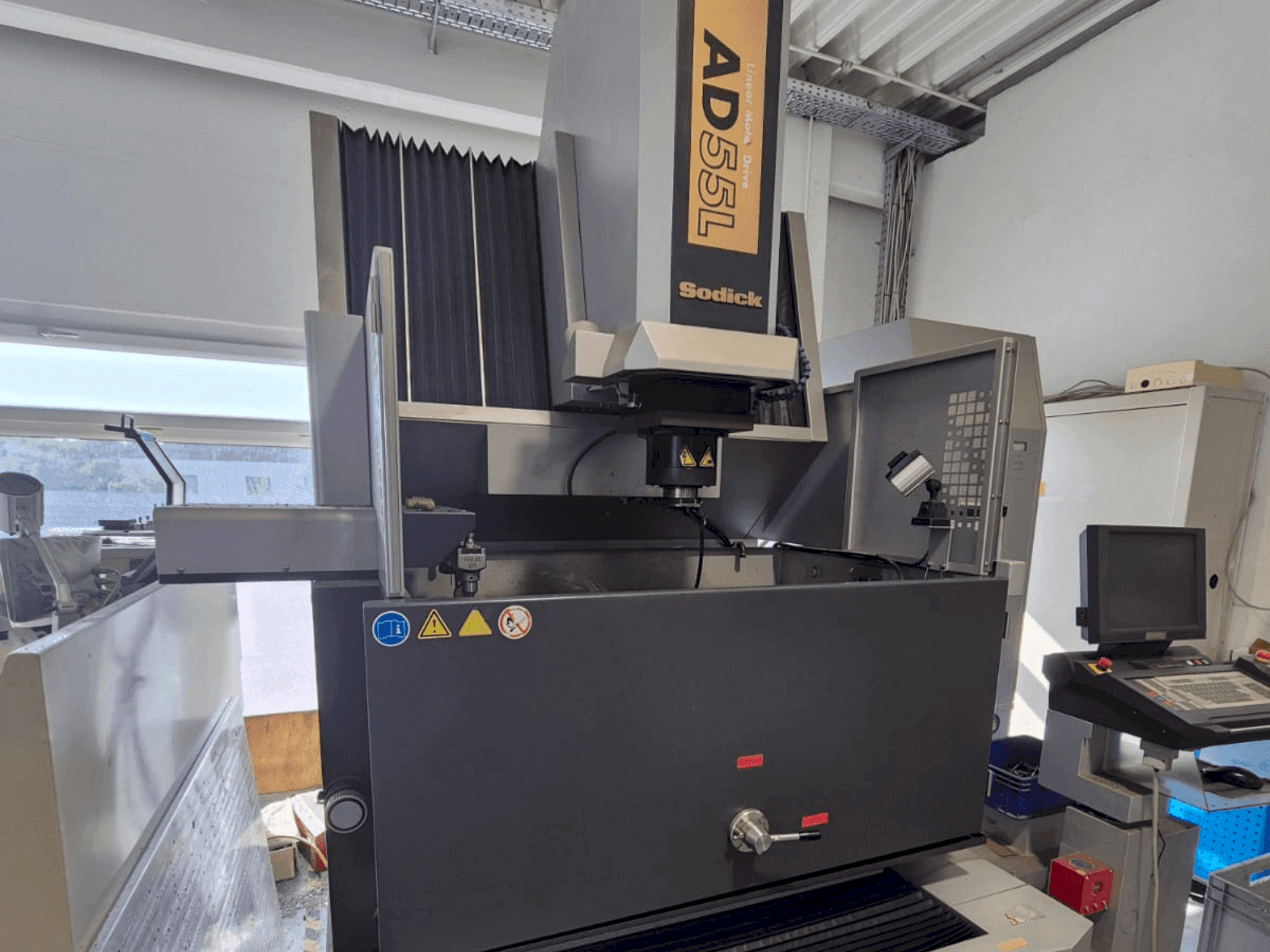 Vista frontal de la máquina Sodick AD 55 L