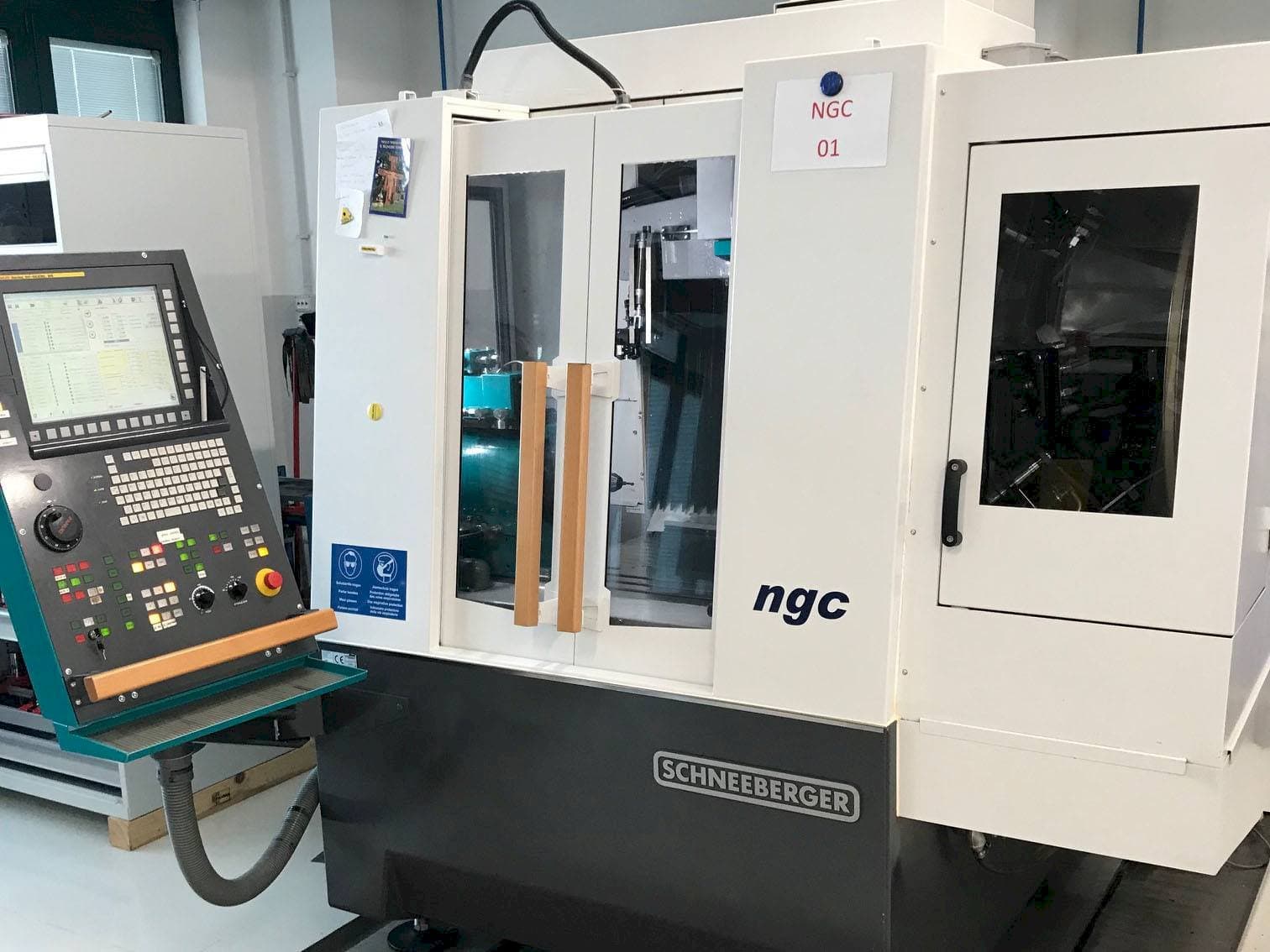 Vista frontal de la máquina Schneeberger NGC