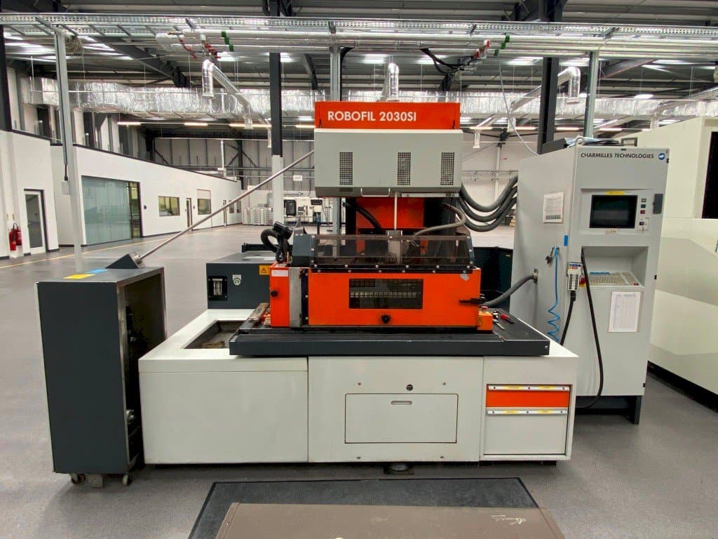 Vista frontal de la máquina CHARMILLES ROBOFIL 2030SI