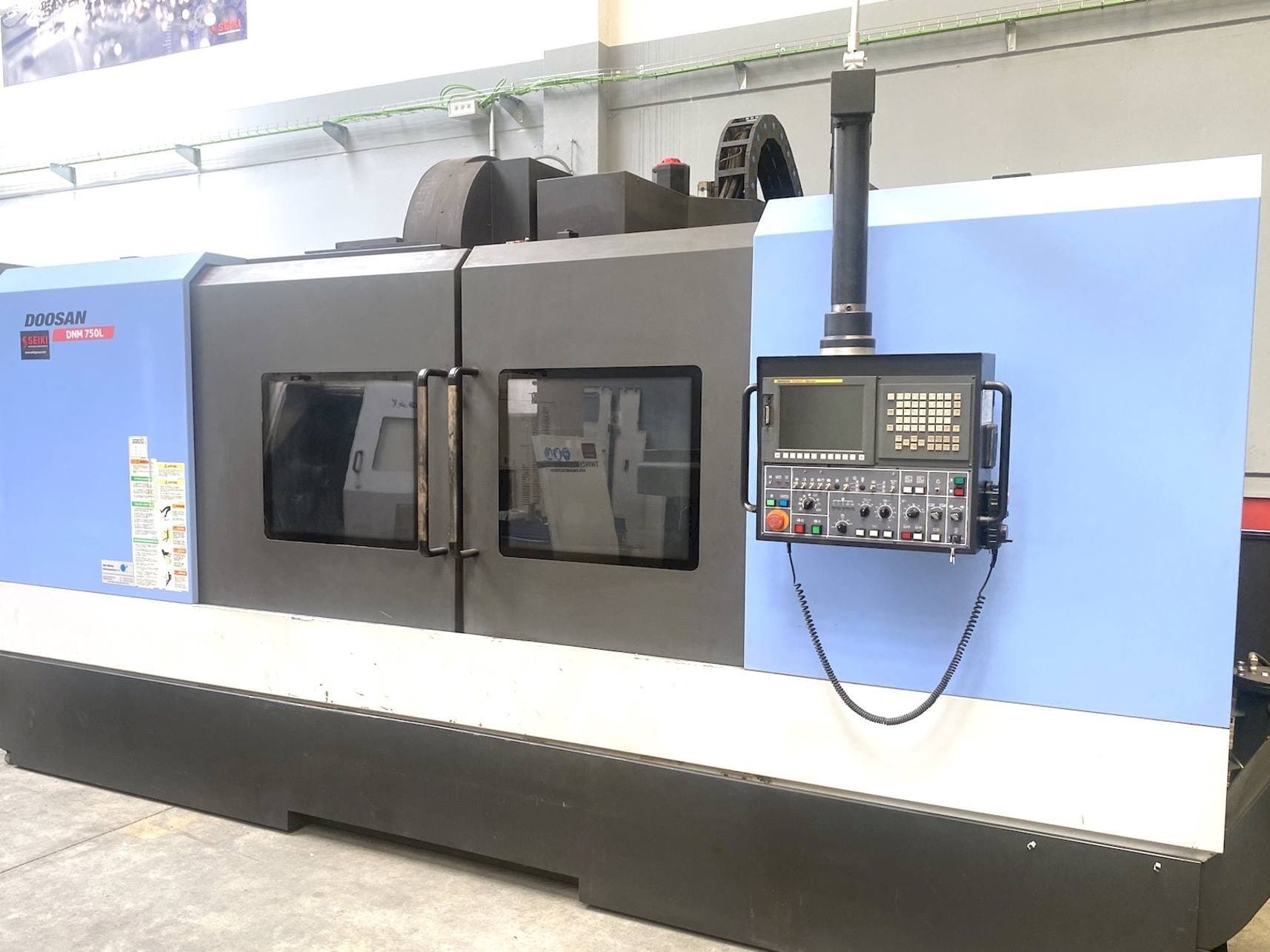 Vista frontal de la máquina Doosan DNM 750L