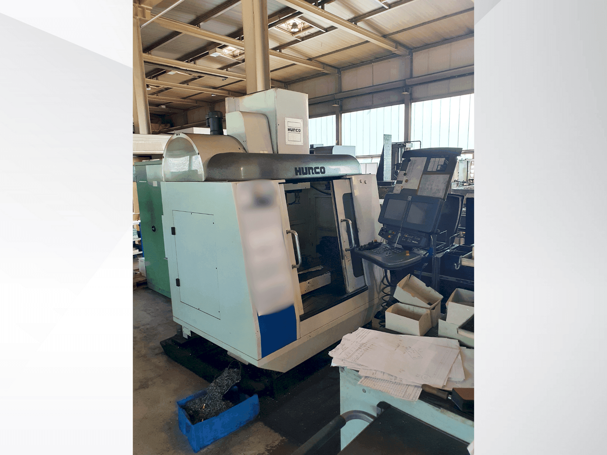 Vista frontal de la máquina Hurco VMX42T