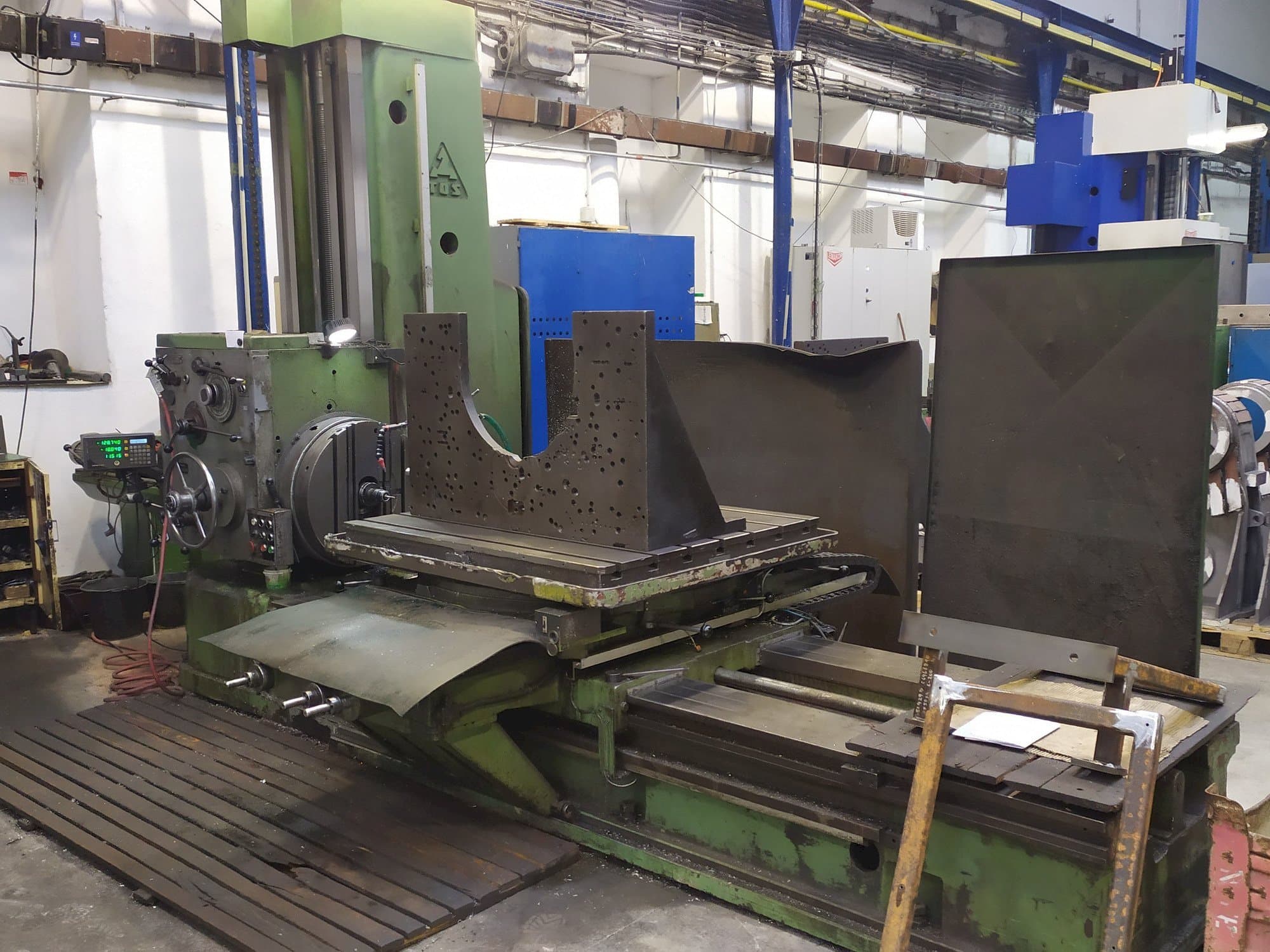 Vista frontal de la máquina TOS H 100