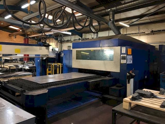 Vista frontal de la máquina Trumpf Traumatic L 3050