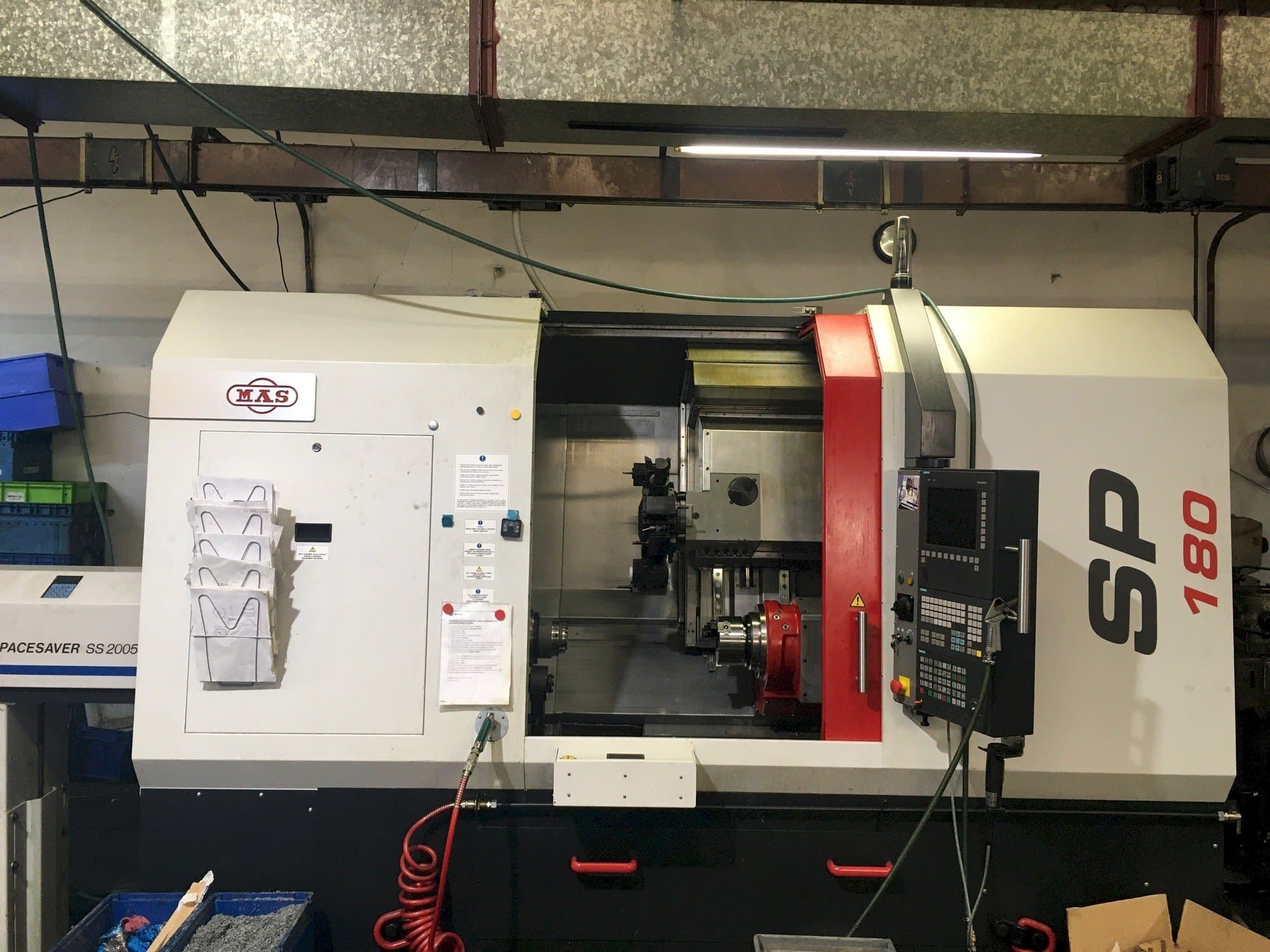 Vista frontal de la máquina KOVOSVIT MAS SP 180 SY