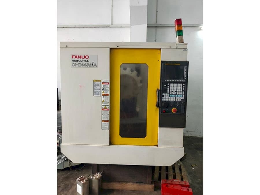 Vista frontal de la máquina FANUC Alpha-D14MiA