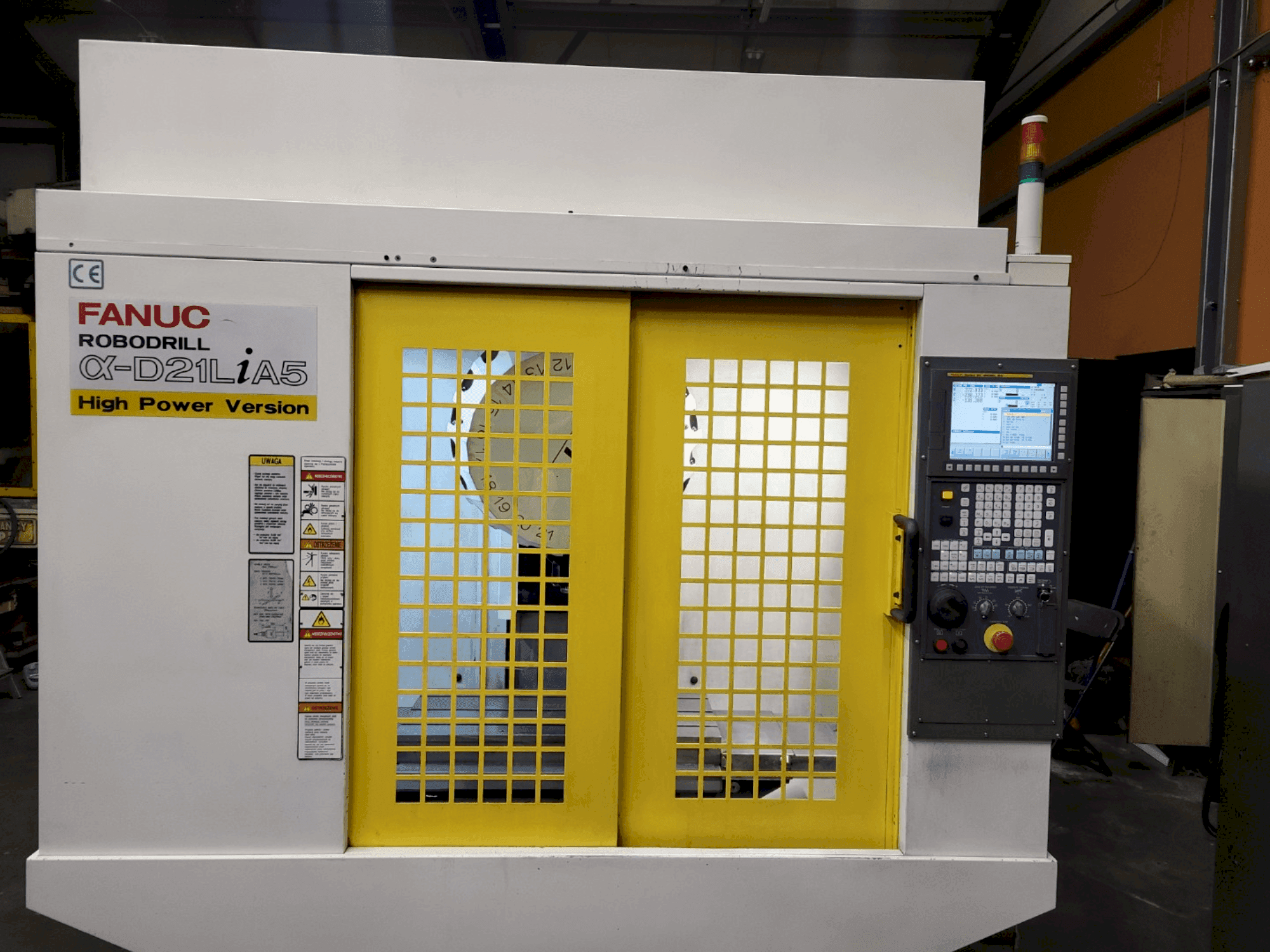 Vista frontal de la máquina FANUC Robodrill α-D21LiA5