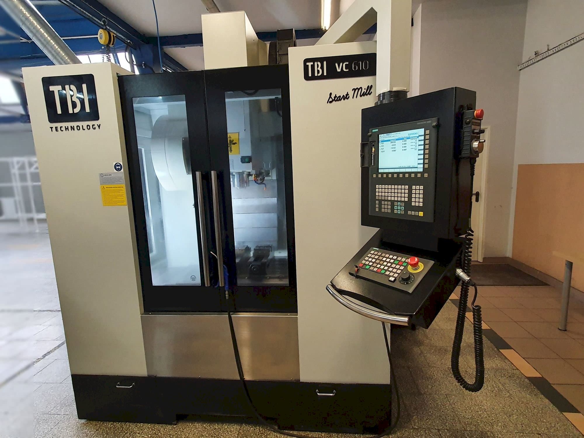 Vista frontal de la máquina TBI VC610 Start Mill