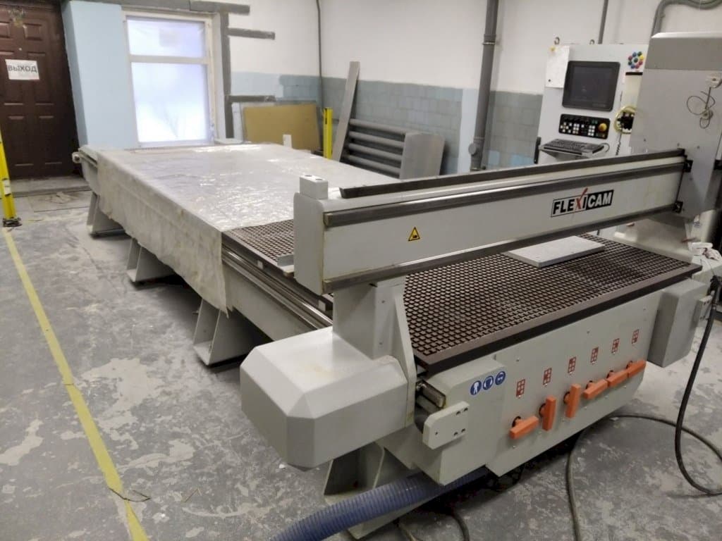 Vista frontal de la máquina Becker FLEXICAM 1540