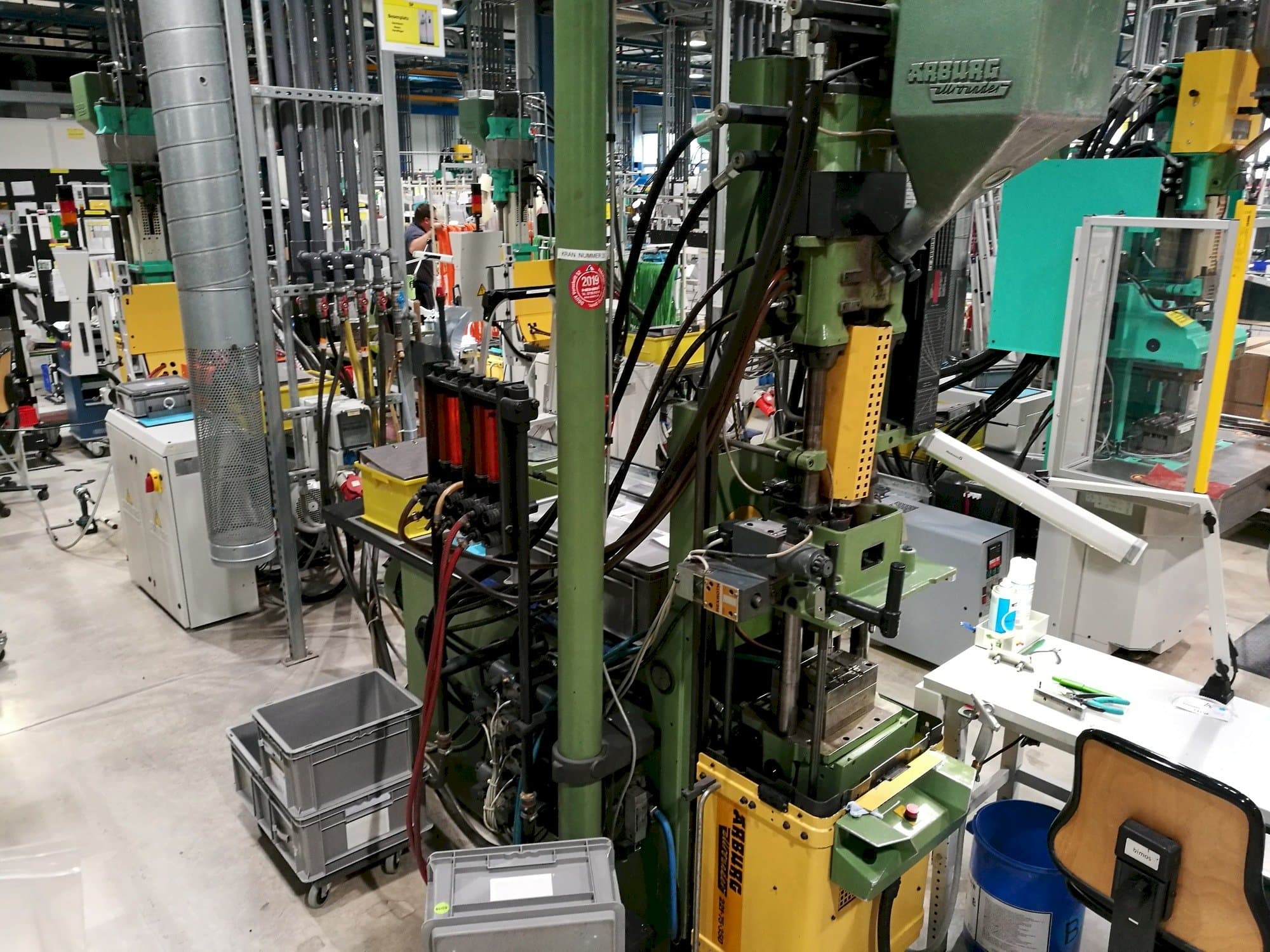 Vista frontal de la máquina Arburg 221-75-350