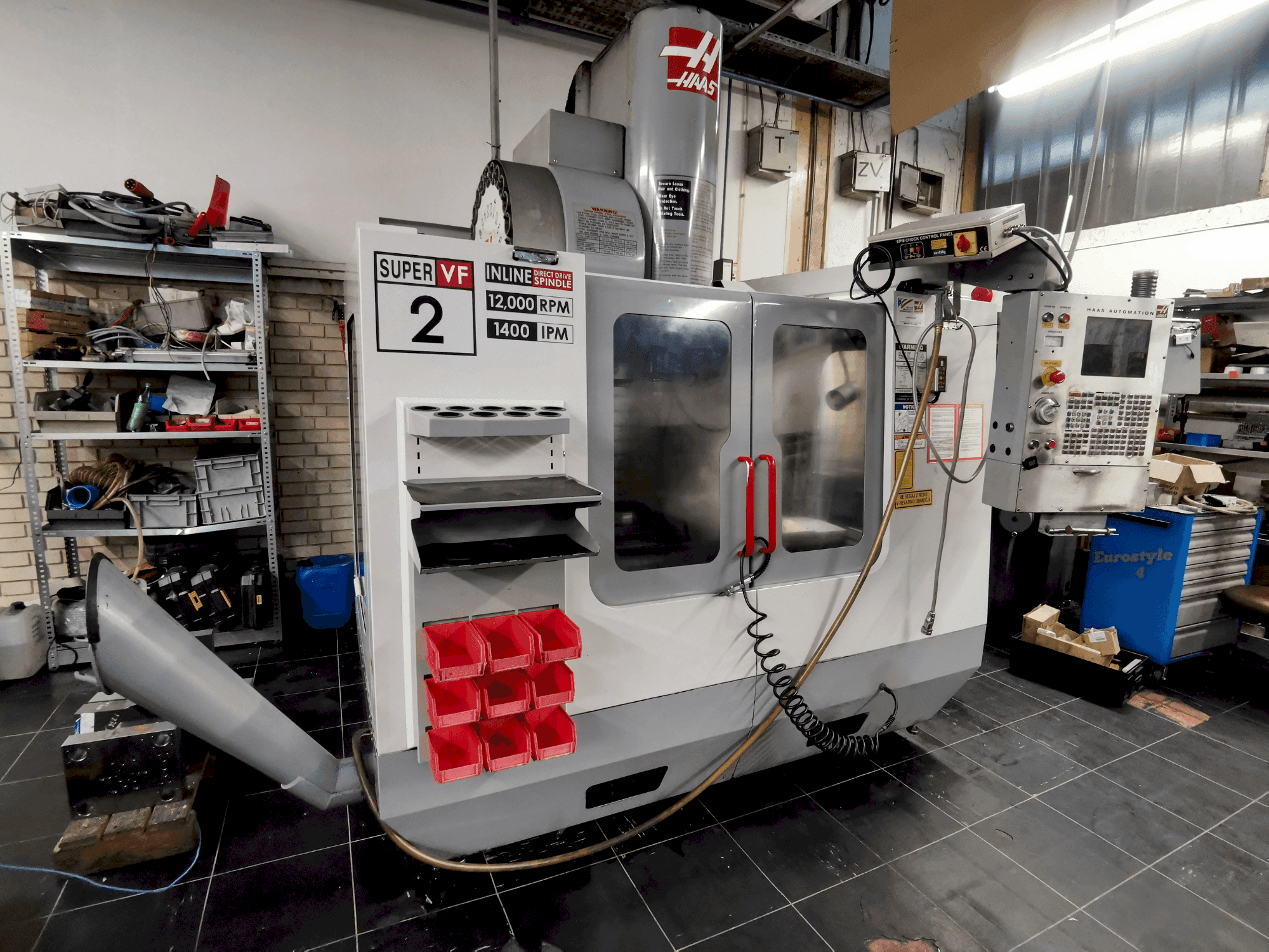 Vista frontal de la máquina HAAS VF-2 SSHE