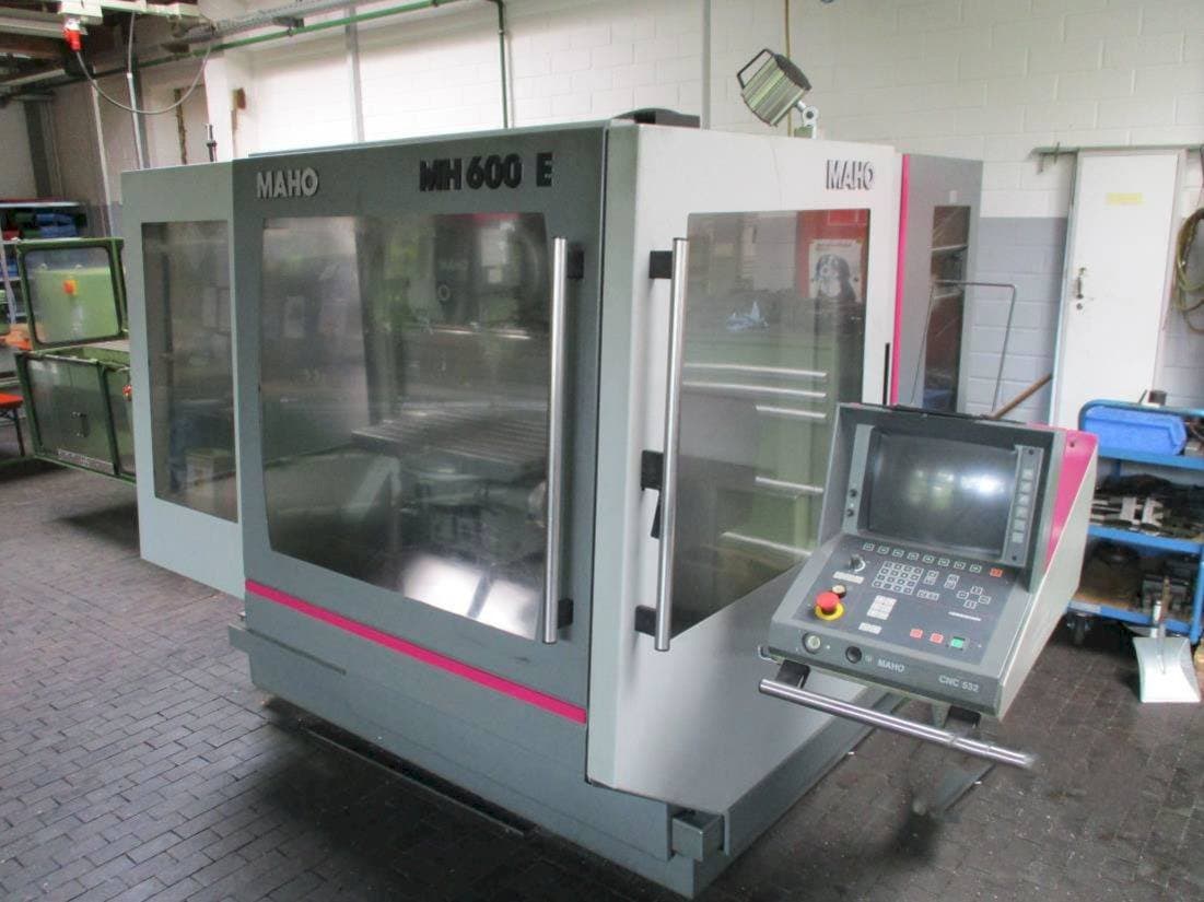 Vista frontal de la máquina MAHO MAHO 600 E