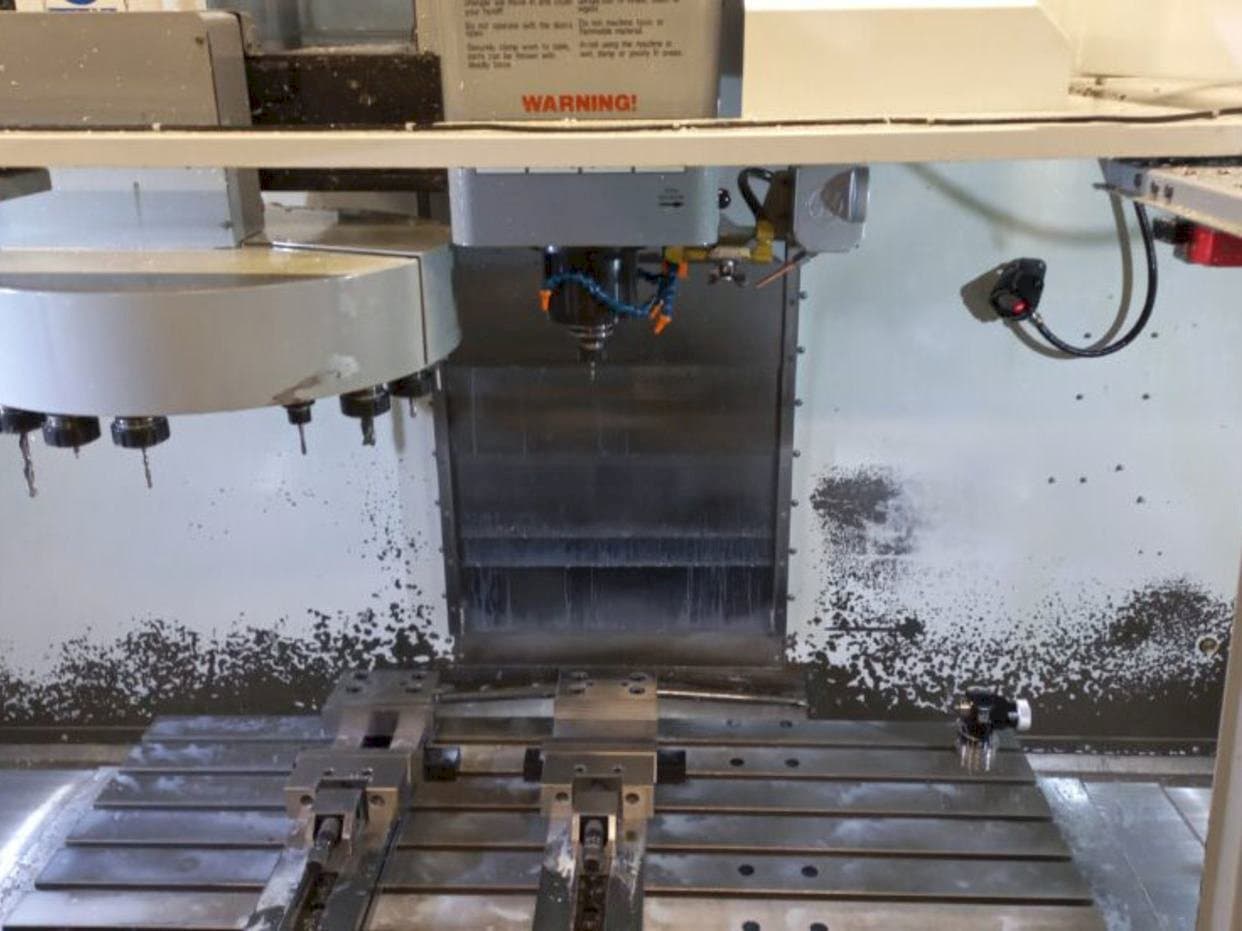 Vista frontal de la máquina HAAS VF-4 DHE