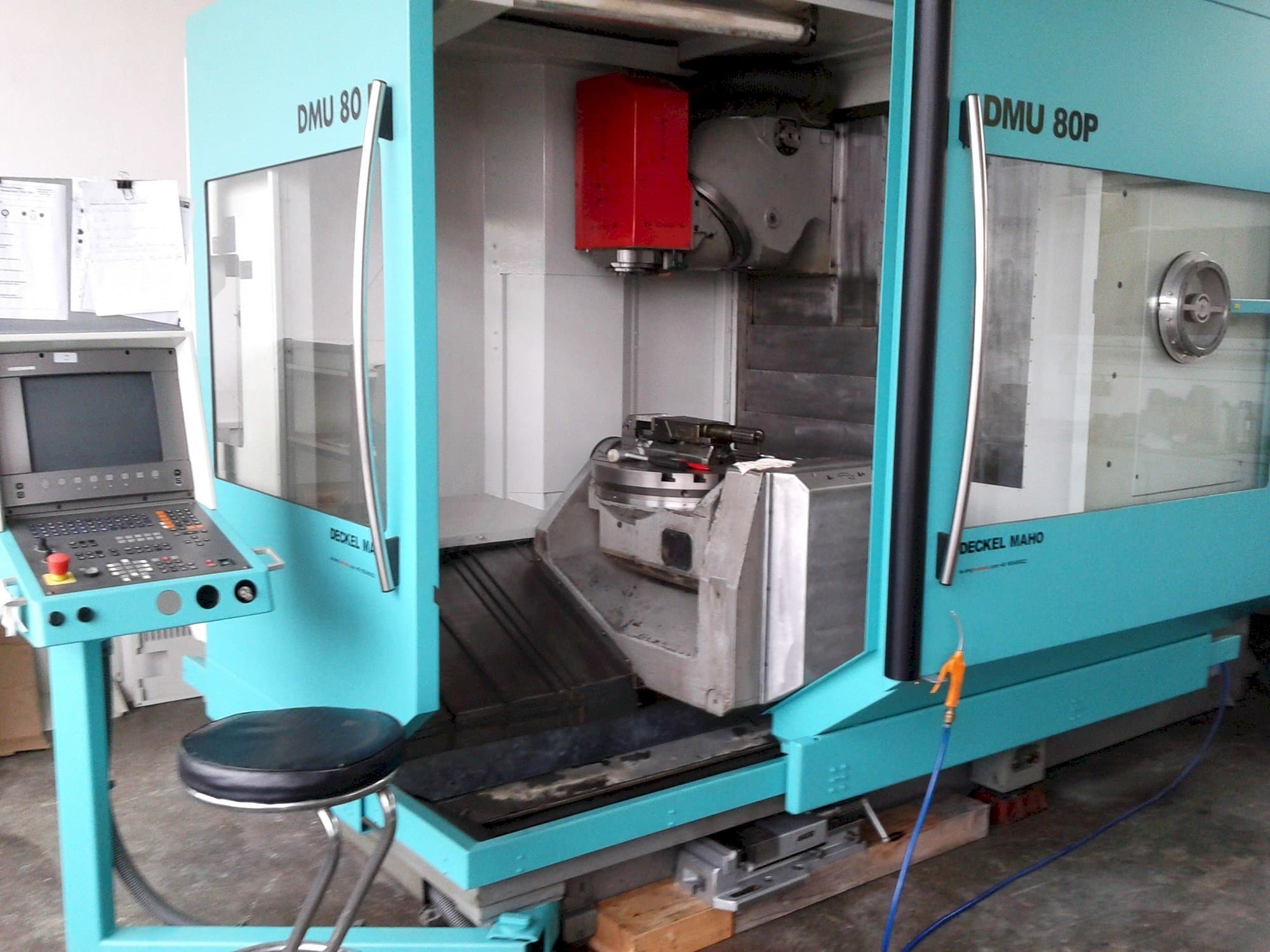 Vista frontal de la máquina DECKEL MAHO DMU 80P