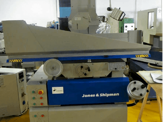 Vista frontal de la máquina Jones & Shipman 1400 E