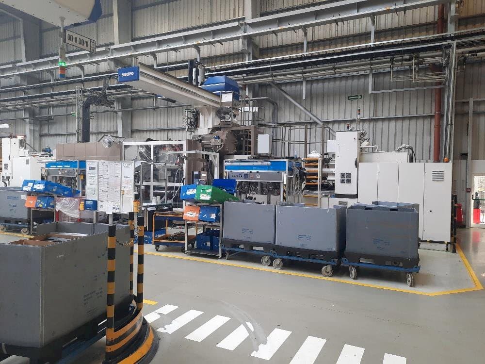 Vista frontal de la máquina Battenfeld 2000/19000