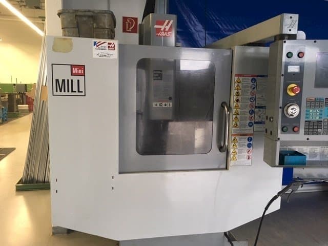Vista frontal de la máquina HAAS Mini Mill HE