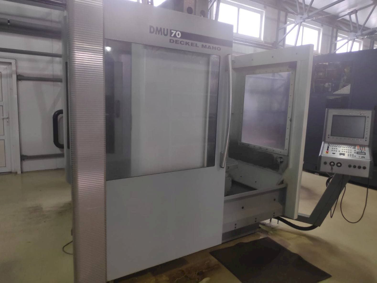 Vista frontal de la máquina DECKEL MAHO DMU 70