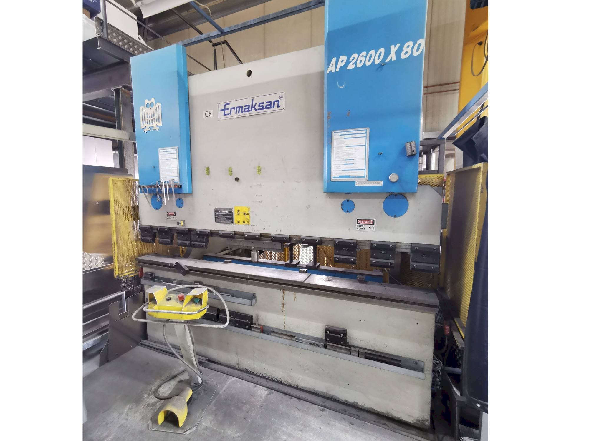 Vista frontal de la máquina ERMAKSAN AP 2600 - 80