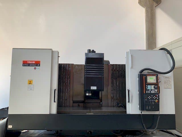 Vista frontal de la máquina Mazak VT 200C II
