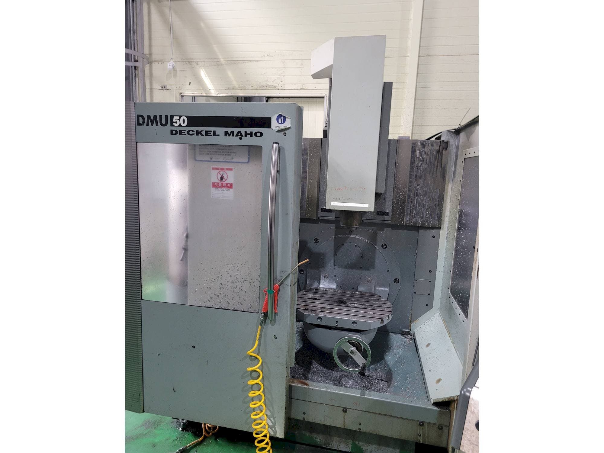 Vista frontal de la máquina DECKEL MAHO DMU 50