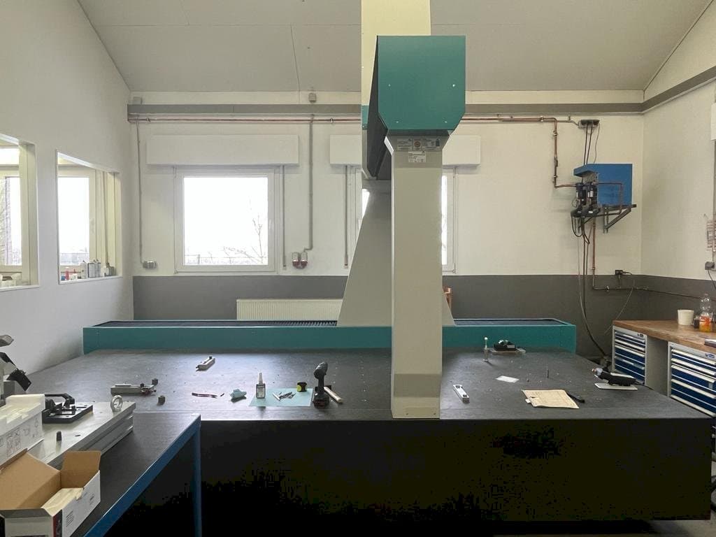 Vista frontal de la máquina Wenzel LH 1512