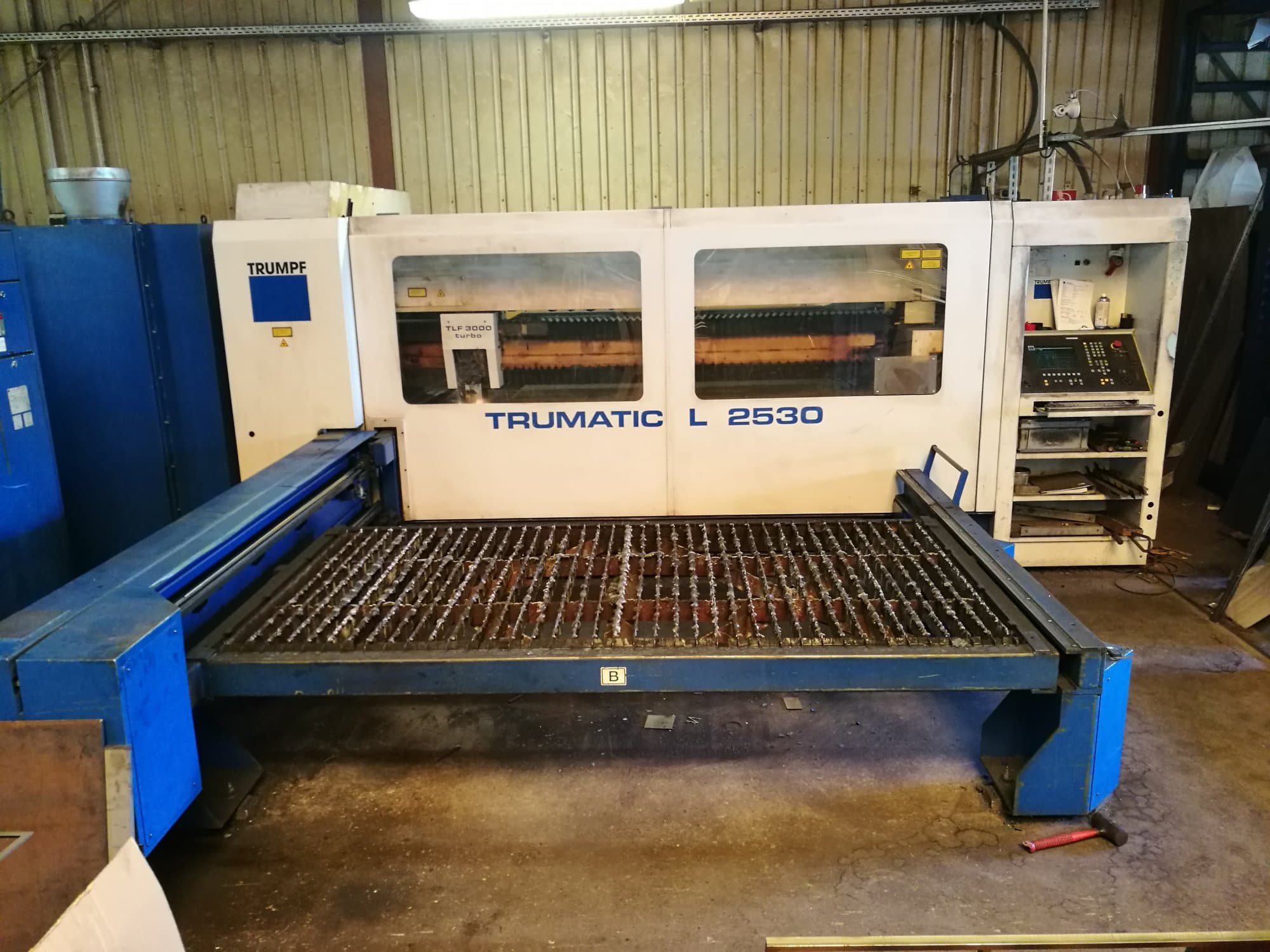 Vista frontal de la máquina Trumpf Trumatic L2530