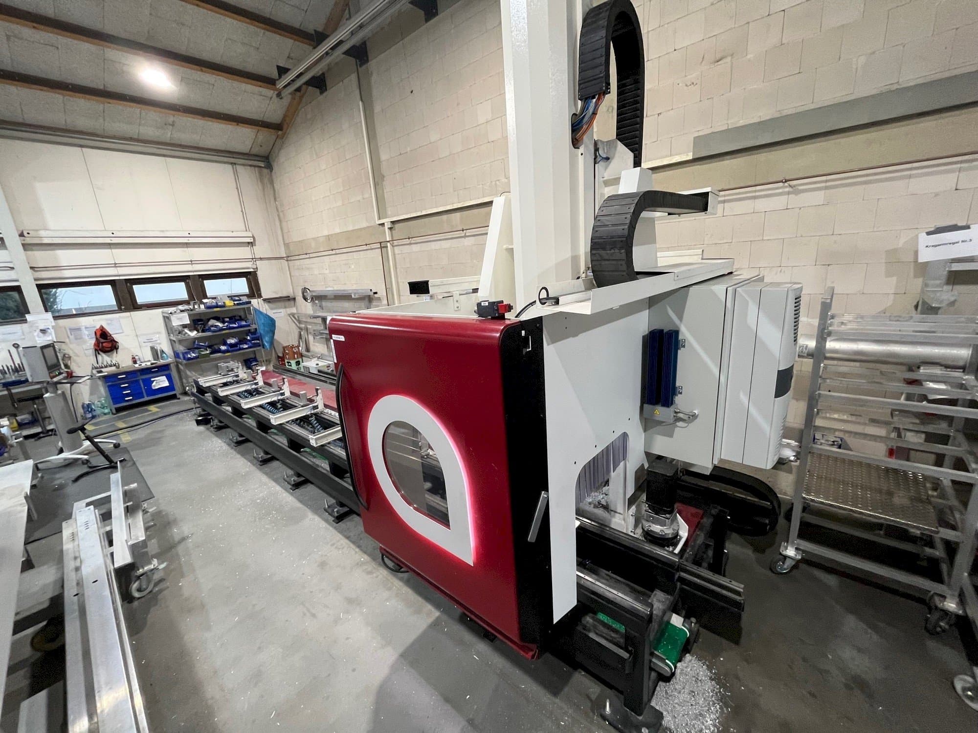 Vista frontal de la máquina Austen AX 607